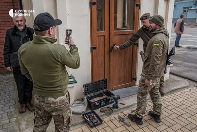 Сергій Дмитрієв з друзями волонтерами зрізають замок на дверях Храму Святої Варвари, аби повернути церкву парафіянам, листопад 2022 року. Сергій Дмитрієв з друзями волонтерами зрізають замок на дверях Храму Святої Варвари, аби повернути церкву парафіянам, листопад 2022 року.