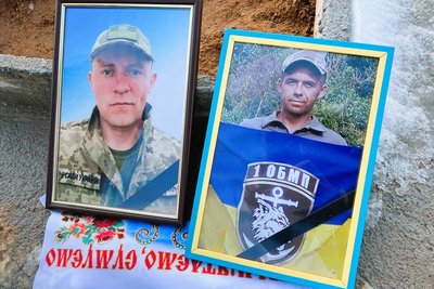 Поховали в один день. У Миколаєві попрощалися з братами-військовослужбовцями Поховали в один день. У Миколаєві попрощалися з братами-військовослужбовцями