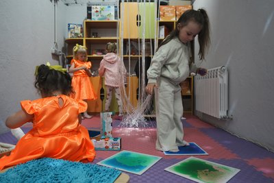 Дівчатка граються у сенсорній кімнаті, Новопокровка, травень 2026 року Дівчатка граються у сенсорній кімнаті, Новопокровка, травень 2026 року