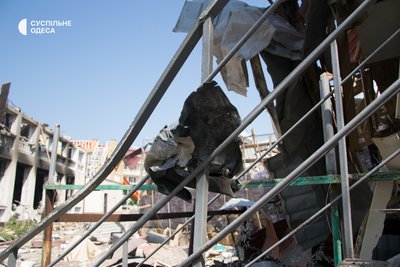 "Побачив ікону, взяв у руки й просто вистрибнув у вікно". Фоторепортаж з обстріляної Затоки на Одещині "Побачив ікону, взяв у руки й просто вистрибнув у вікно". Фоторепортаж з обстріляної Затоки на Одещині