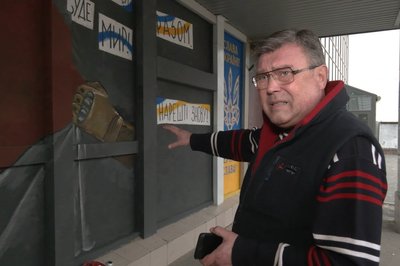 У Харкові на фасаді побитого уламками ракети РФ театрі намалювали мурал У Харкові на фасаді побитого уламками ракети РФ театрі намалювали мурал