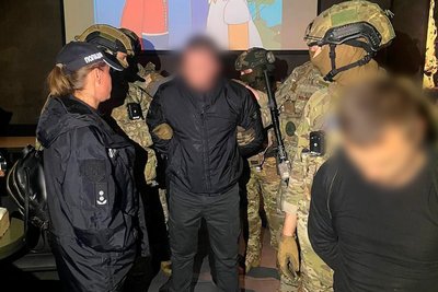 Поліція затримує крадіїв Поліція затримує крадіїв