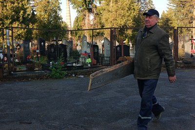 "Жінкам — червоні, чоловікам — сині": як у Луцьку виготовляють труни