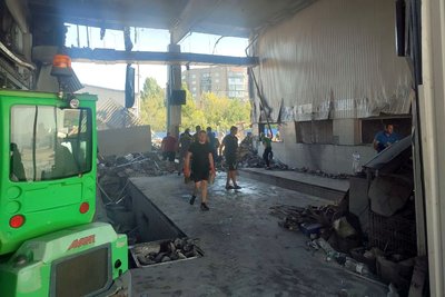 Обстріл Краматорська на Донеччині, зруйнований склад продуктів Обстріл Краматорська на Донеччині, зруйнований склад продуктів