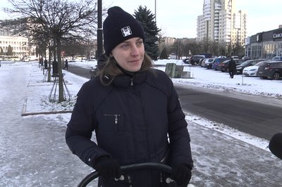 "Все блищить, йти неможливо": хто має посипати піском слизькі тротуари у Луцьку "Все блищить, йти неможливо": хто має посипати піском слизькі тротуари у Луцьку