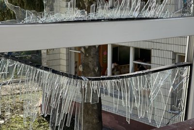 Поранений охоронець, пошкоджені будинки та освітній заклад: наслідки нічної атаки по Сумах Поранений охоронець, пошкоджені будинки та освітній заклад: наслідки нічної атаки по Сумах