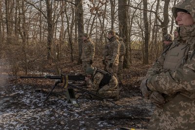 Бійці стріляють з кулемета M2 Browning під час навчань Бійці стріляють з кулемета M2 Browning під час навчань