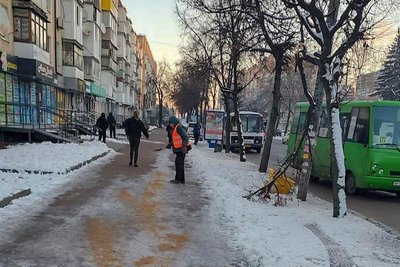 Ожеледиця у Житомирі: скільки комунальників та працівників керівних компанії долали наслідки негоди Ожеледиця у Житомирі: скільки комунальників та працівників керівних компанії долали наслідки негоди
