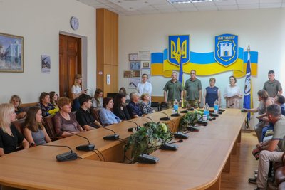 У Житомирі родинам загиблих військових передали державні нагороди У Житомирі родинам загиблих військових передали державні нагороди