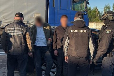 На Житомирщині затримали трьох людей за підозрою у переправленні чоловіків через держкордон На Житомирщині затримали трьох людей за підозрою у переправленні чоловіків через держкордон