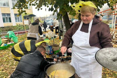 Готували і збирали гроші для воїнів: в громаді на Житомирщині влаштували батл шкільних кухарів Готували і збирали гроші для воїнів: в громаді на Житомирщині влаштували батл шкільних кухарів