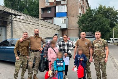 Правоохоронці та евакуйовані жителі Харківщини Правоохоронці та евакуйовані жителі Харківщини