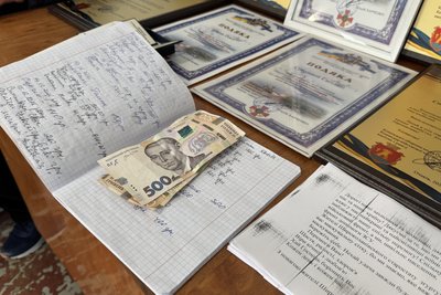Жінки зі Степівської громади понад два роки плетуть сітки для українських оборонців Жінки зі Степівської громади понад два роки плетуть сітки для українських оборонців