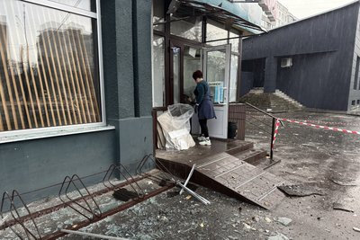 У Сумах влучання у багатоповерхівку: є травмовані У Сумах влучання у багатоповерхівку: є травмовані