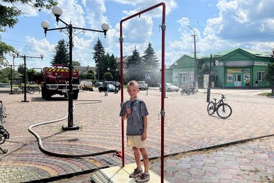 Порятунок у спеку: на Рівненщині встановили рамки-розпилювачі води Порятунок у спеку: на Рівненщині встановили рамки-розпилювачі води