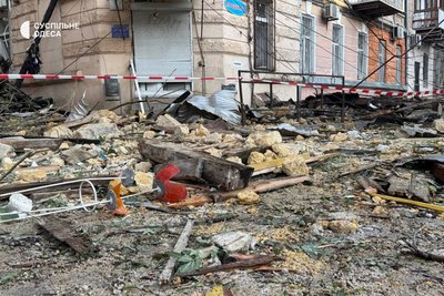 Згорілі автівки та пошкоджені будинки в центрі Одеси: фото наслідків нічної атаки Згорілі автівки та пошкоджені будинки в центрі Одеси: фото наслідків нічної атаки