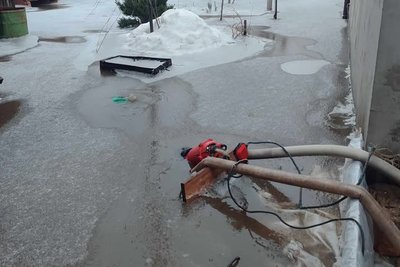 Вода по коліно, усі мотопомпи працюють, світла немає. Наслідки негоди на Сумщині Вода по коліно, усі мотопомпи працюють, світла немає. Наслідки негоди на Сумщині