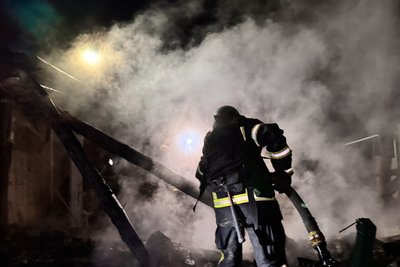 Рятувальники розбирають завали на місцях влучань у Холодногірському районі, Харків, 29 березня 2025 року Рятувальники розбирають завали на місцях влучань у Холодногірському районі, Харків, 29 березня 2025 року