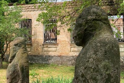 "У вогні згоріла уся техніка, меблі та п'ятдесят тисяч книг": РФ двома ударами знищила бібліотеку у Барвінковому "У вогні згоріла уся техніка, меблі та п'ятдесят тисяч книг": РФ двома ударами знищила бібліотеку у Барвінковому