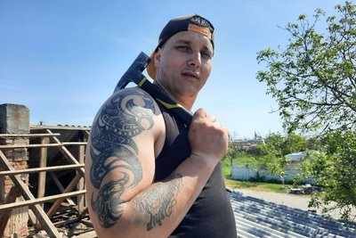 Безкоштовна допомога. На Миколаївщині "Добробат" відновлює пошкоджені будинки Безкоштовна допомога. На Миколаївщині "Добробат" відновлює пошкоджені будинки