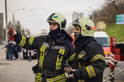 Рятувальники на місці займання пожежі на цивільному підприємстві у Київському районі Харкова