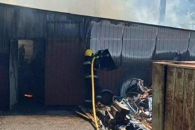 У Малині рятувальники ліквідували пожежу у складській будівлі У Малині рятувальники ліквідували пожежу у складській будівлі