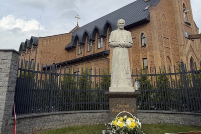 У Житомирі освятили пам’ятник Іоанну Павлу ІІ: монумент відкрили до дня народження понтифіка У Житомирі освятили пам’ятник Іоанну Павлу ІІ: монумент відкрили до дня народження понтифіка