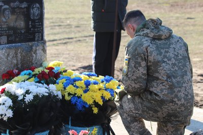 Падав на будинки — на Житомирщині пілотам, які відвели підбитий літак від села, встановили пам'ятник