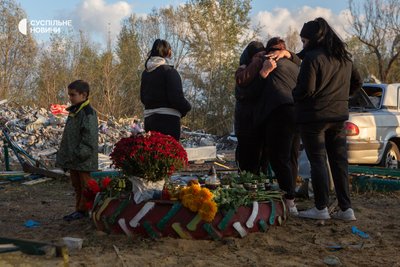 Стихійний меморіал на дитячому майданчику у Грозі
