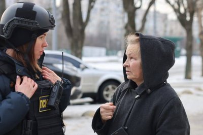 Працівниця ДСНС й жінка біля місця влучання БпЛА у Шевченківському районі Харкова, 1 березня 2026 року Працівниця ДСНС й жінка біля місця влучання БпЛА у Шевченківському районі Харкова, 1 березня 2026 року