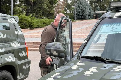 Позашляховики для військових. Миколаївські волонтери передадуть автомобілі на південний напрямок Позашляховики для військових. Миколаївські волонтери передадуть автомобілі на південний напрямок