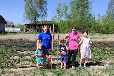 "Багато людей в Європу виїхали, а ми відбудовуємо Україну тут": родина Волошків з Житомирщини виховала 13 дітей "Багато людей в Європу виїхали, а ми відбудовуємо Україну тут": родина Волошків з Житомирщини виховала 13 дітей