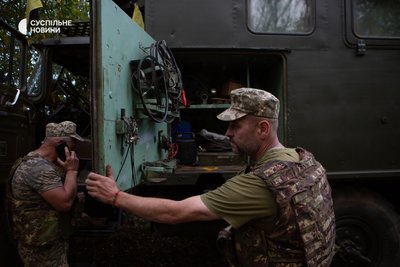 Механіки мобільної ремонтної групи 14 ОМБр забирають інструменти Механіки мобільної ремонтної групи 14 ОМБр забирають інструменти