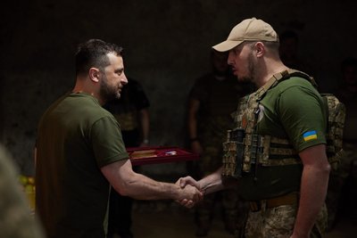 Володимир Зеленський вручає Вадиму Сухаревському нагороду Герой України Володимир Зеленський вручає Вадиму Сухаревському нагороду Герой України