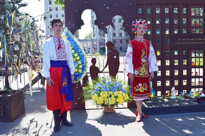 У Миколаєві до Дня Конституції вшанували пам'ять борців за незалежність України У Миколаєві до Дня Конституції вшанували пам'ять борців за незалежність України