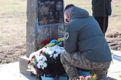 Падав на будинки — на Житомирщині пілотам, які відвели підбитий літак від села, встановили пам'ятник