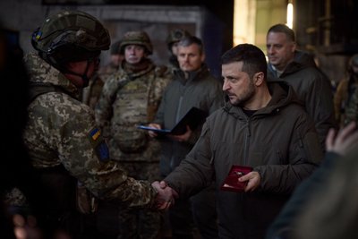 Які воїни отримали нагороди від Зеленського на передовій в Бахмуті Які воїни отримали нагороди від Зеленського на передовій в Бахмуті