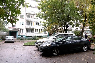 У Житомирі невідомі пошкодили автівки у дворі: поліцейські проводять перевірку У Житомирі невідомі пошкодили автівки у дворі: поліцейські проводять перевірку