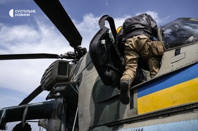 Пілот бригади армійської авіації готується до бойового вильоту на Донеччині, березень 2023 року Пілот бригади армійської авіації готується до бойового вильоту на Донеччині, березень 2023 року