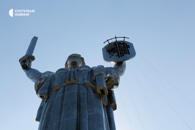 Встановлення тризуба на монумент "Батьківщина-мати" перенесли Встановлення тризуба на монумент "Батьківщина-мати" перенесли
