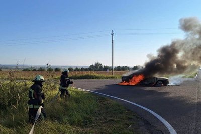 На Волині серед дороги загорівся автомобіль через замикання електропроводки