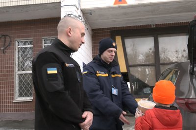У Харкові шестирічний волонтер роздає гарячі обіди та гуманітарну допомогу У Харкові шестирічний волонтер роздає гарячі обіди та гуманітарну допомогу