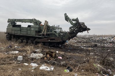 На Харківщині ЗСУ допомагають розмінувати сміттєвий полігон На Харківщині ЗСУ допомагають розмінувати сміттєвий полігон