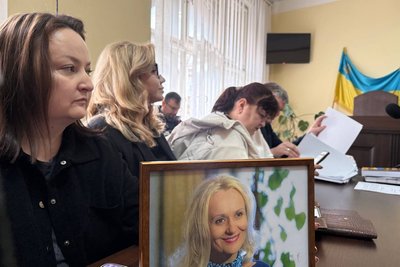 Софія Особа з портретом Ірини Фаріон, адвокатка Наталія Романик та прокурори Олена Данилів і Дмитро Петльований Софія Особа з портретом Ірини Фаріон, адвокатка Наталія Романик та прокурори Олена Данилів і Дмитро Петльований