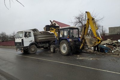 Прибирання залишків зруйнованих будинків Прибирання залишків зруйнованих будинків
