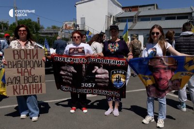 "Чекаємо на них два роки": рідні військовополонених Маріупольського гарнізону влаштували в Одесі автопробіг "Чекаємо на них два роки": рідні військовополонених Маріупольського гарнізону влаштували в Одесі автопробіг