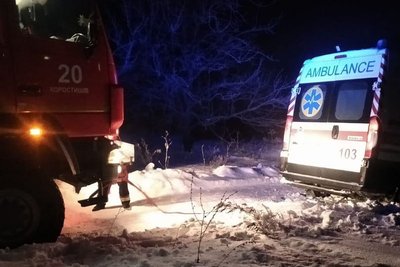 Рятувальники двічі надавали допомогу водіям на дорогах Житомирської області Рятувальники двічі надавали допомогу водіям на дорогах Житомирської області