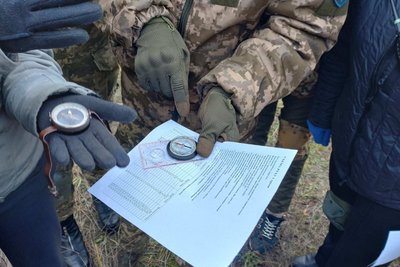 Стріляли, долали мінні пастки та рятували поранених — у громаді на Житомирщині цивільних навчали азам нацспротиву Стріляли, долали мінні пастки та рятували поранених — у громаді на Житомирщині цивільних навчали азам нацспротиву