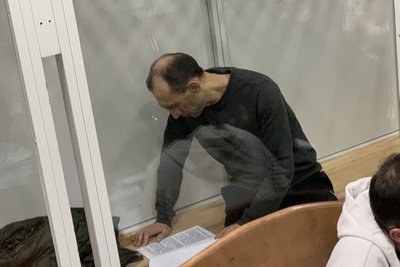 Роман Червінський у залі суду читає лист головнокомандувача ЗСУ Валерія Залужного, 13 грудня 2023 рік. Фото: Нікіта Галка/Суспільне Роман Червінський у залі суду читає лист головнокомандувача ЗСУ Валерія Залужного, 13 грудня 2023 рік. Фото: Нікіта Галка/Суспільне