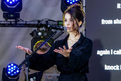 "Слем — це не суто текст": Юлія Яськова про Крим, поезію як перформанс і відповідальність представляти Україну "Слем — це не суто текст": Юлія Яськова про Крим, поезію як перформанс і відповідальність представляти Україну